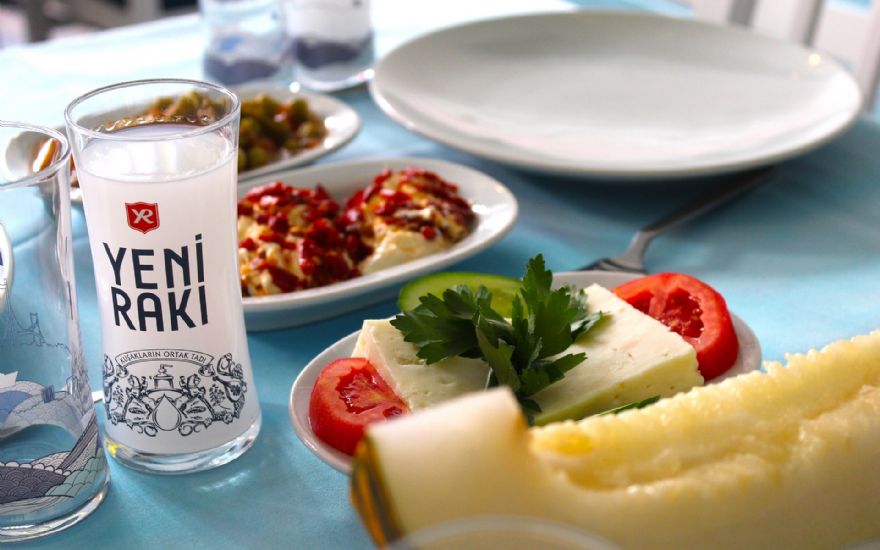 Rakı Nedir? Rakının Tarihçesi ve Üretimi